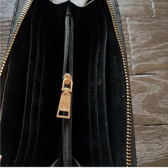 Badgley Mischka Black Quilted Design Leather Wallet with Gold Accents 🚩 - Picture 4 of 7